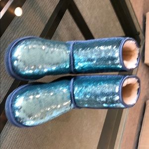 Ugg boots, size 6, never worn, smoke free home.